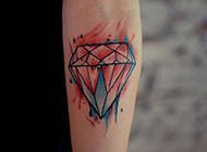 女生手臂彩绘钻石纹身图片