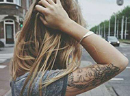 欧美美女彩色花臂纹身图片