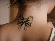 女生颈部纹身小清新蝴蝶结图案