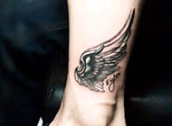 翅膀纹身展现脚部的另类美感