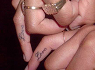 简单的手指英文刺青个性情侣纹身图片