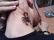 蝎子图腾颈部刺青纹身漂亮有个性