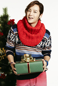 韩国男明星张根硕笑容满面圣诞写真