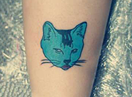 腿部上的个性猫咪纹身图案