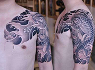 男士半甲鲤鱼刺青纹身图片