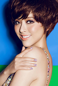 重庆女演员黄小蕾时尚短发糖果色写真