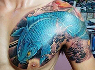 鲤鱼半甲纹身图尽显男性霸气
