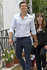 奥兰多·布鲁姆穿白衬衫清爽现身帅气逼人