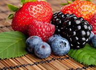 新鲜水果草莓蓝莓图片