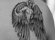 男人肩部天使纹身图片