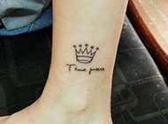 脚踝精致个性的女式皇冠纹身图案大全