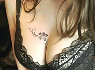 性感女生胸部纹身图案