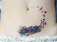非主流女生腰部彩绘羽毛纹身图片