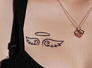 女子胸部唯美翅膀纹身图案