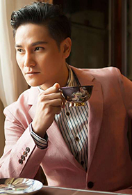 香港演员丁子峻粉色西装展绅士魅力