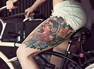 女孩腿部艺术纹身图案柔美优雅