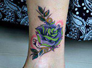 女生脚踝艺术玫瑰纹身图片