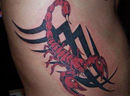 栩栩如生的毒蝎腰部纹身图片
