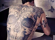 欧美帅哥满背纹身图案炫酷个性