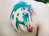 后背另类彩绘动物纹身