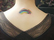 女生颈部上美丽无比的彩虹纹身
