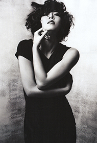 金素妍诠释黑白经典复古时尚美