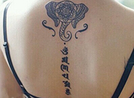 女生颈部好看的梵文纹身图片