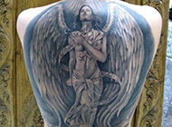 男人背部守护天使纹身图片
