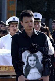 上百师生送别中传女生周云露 年仅22岁遭杀害