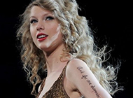 美国女星泰勒·斯威夫特手臂纹身图片