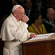 美议员偷走教皇水杯 与妻子助手一起喝杯中剩水