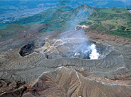 著名活火山日本阿苏火山图片