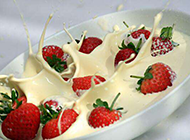 香甜美味的牛奶草莓图片