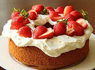 圆形的奶油草莓蛋糕图片
