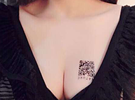 创意二维码胸部纹身图案