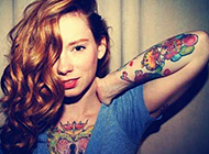 LOMO美女模特手臂纹身图片