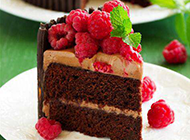 精致的巧克力树莓蛋糕图片
