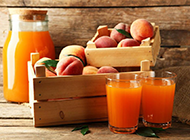 鲜榨水蜜桃果汁高清图片