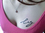 艺术签名女人胸部纹身图案