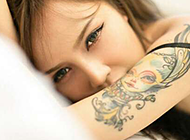 清香美女手臂纹身图案写真