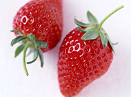 红彤彤的新鲜草莓图片素材