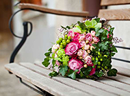 椅子上的鲜花花束背景图片素材