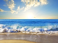 风景优美醉人的阳光沙滩海浪图片