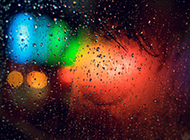 下雨天窗外霓虹灯的背景图片