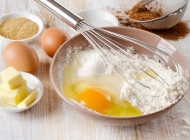 碗里放着鸡蛋面粉和打蛋器