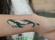 活灵活现的鲸鱼手臂纹身图案