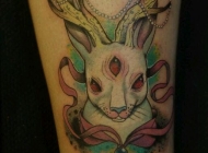 女人腿部前卫经典的鹿角兔子纹身图片