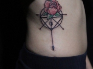 女性侧腰彩色玫瑰花纹身图片