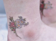纹身脚踝小花 脚踝上漂亮的小花和英文字纹身图片