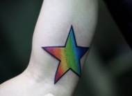 手臂炫丽的彩色五角星纹身图案